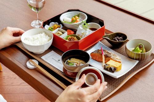 Jídlo v ryokanu nebo okolí