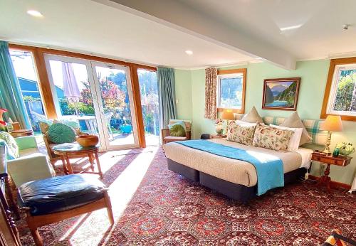 - une chambre avec un lit dans une pièce dotée de fenêtres dans l'établissement Ah House City B&B Nelson, à Nelson