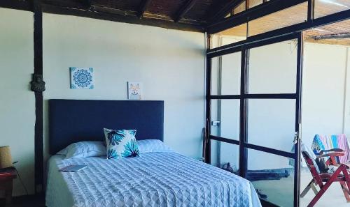 una camera con un letto e una grande finestra di Intilodges Punta Veleros Los Organos a Los Órganos