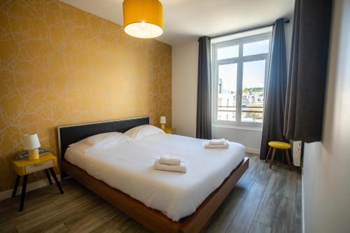 1 dormitorio con 1 cama con 2 toallas en Appartement - Le Soleil des Flots - Vue sur Mer, en Crozon