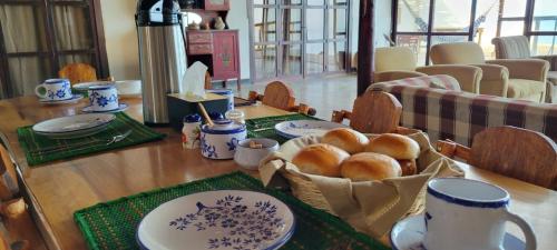 un tavolo con un cesto di pane sopra di Intilodges Punta Veleros Los Organos a Los Órganos