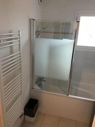 La salle de bains est pourvue d'une douche, d'une baignoire et d'un lavabo. dans l'établissement Appartement T2 entre Roche et Mer, à Roquebrune-sur Argens