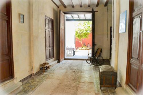 Carcagente的住宿－Casa Bienvenida La Romantica，房屋内一扇空的走廊,有开门