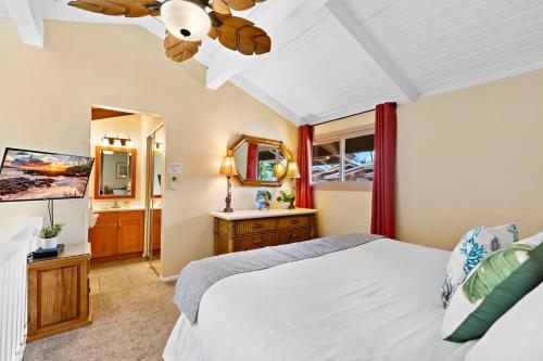 a bedroom with a bed and a ceiling fan at Kihei Sands B2 in Kihei