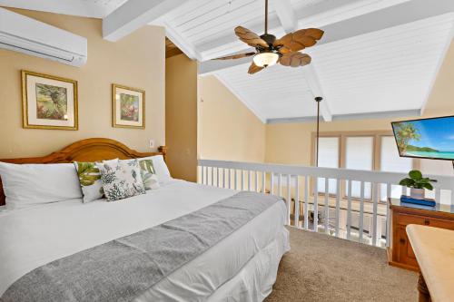 a bedroom with a bed and a ceiling fan at Kihei Sands B2 in Kihei