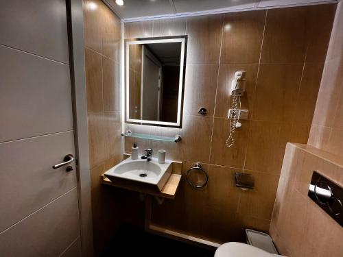 Ένα μπάνιο στο Crown Apartments with Sea View