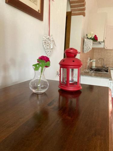 una lanterna rossa e un vaso con fiori su un tavolo di The Romantic House a Portoferraio