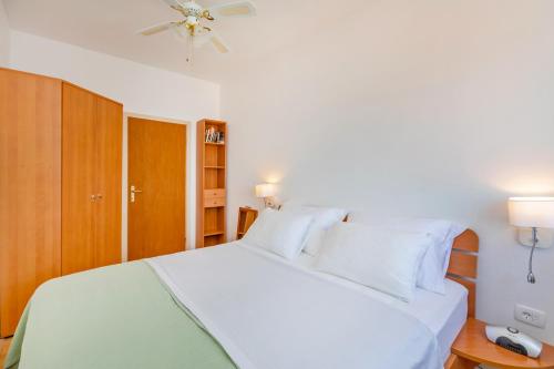 Charming Seafront Stay at Villa Mara