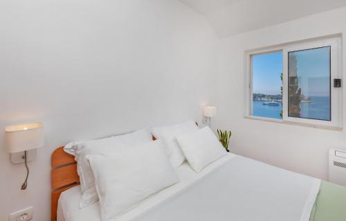 Charming Seafront Stay at Villa Mara
