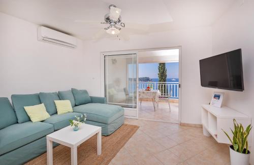 Charming Seafront Stay at Villa Mara