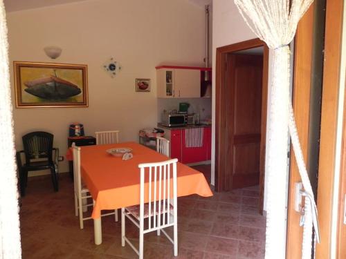 a kitchen and a dining room with a table at Il mare cristallino dell'Ogliastra- Marina di Tertenia in Tertenìa