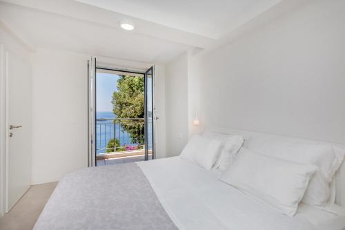 Elegant Seafront Stay - Villa Mila