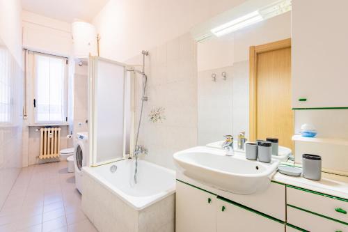 uma casa de banho com um lavatório, uma banheira e um chuveiro em Casa Lungogesso em Cuneo