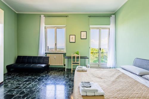 uma sala de estar com um sofá e uma mesa em Casa Lungogesso em Cuneo