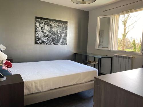 Un dormitorio con una cama grande y una ventana en Villa entière. Alpilles Aix Marseille Avignon., en Istres