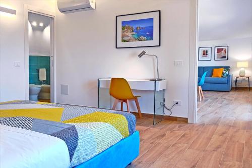 スコペッロにあるVilla Paradisoのベッドルーム1室(ベッド1台、デスク、椅子付)
