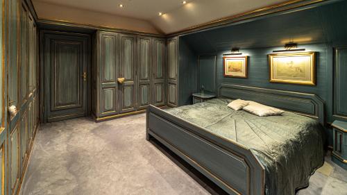 Un pat sau paturi într-o cameră la Villa Bostele with Seven Bedrooms, Indoor Pool and Two Saunas