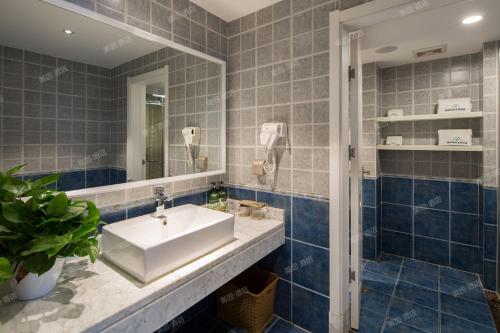 a bathroom with a sink and a mirror at Morning Hotel, Changsha Quantang in Xingsha