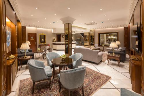 vestíbulo del hotel con sillas y sala de estar en Vardar Palace Hotel - Special Category, en Estambul