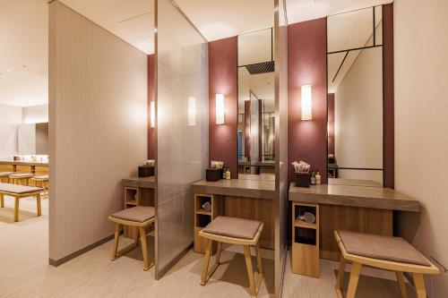 a dressing room with two benches and a mirror at THE BLOSSOM KYOTO in Kyoto