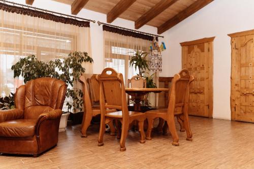 uma sala de jantar com mesa e cadeiras em Oksamit Resort em Vorokhta