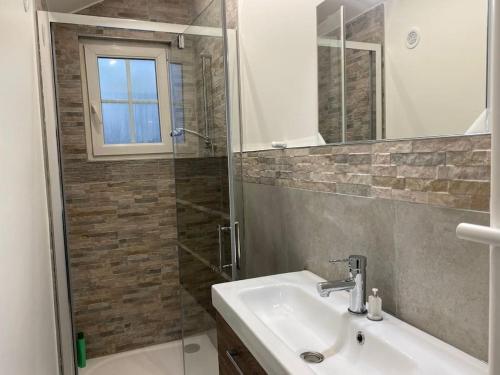 ein Badezimmer mit Waschbecken und Dusche in der Unterkunft La Mimagaste - Maison familiale au coeur d'Etretat in Étretat