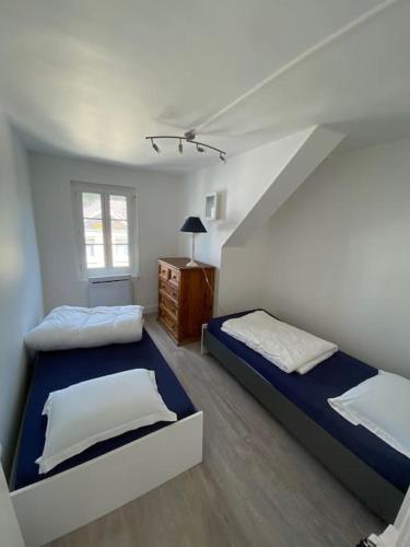 une chambre avec deux lits et une fenêtre dans l'établissement La Mimagaste - Maison familiale au coeur d'Etretat, à Étretat