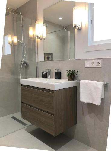 Gorgeous Sea Views and Great Location! photo 3