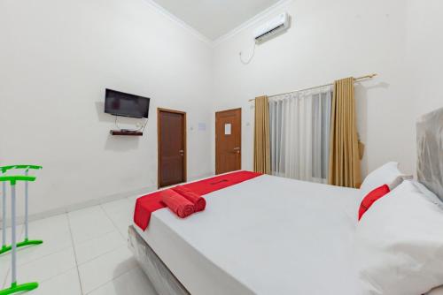 Кровать или кровати в номере RedDoorz near GOR Parenggean