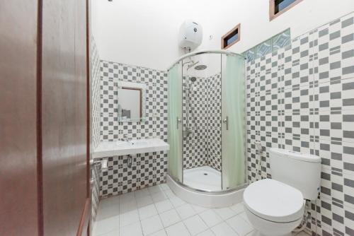 Ванная комната в RedDoorz near GOR Parenggean