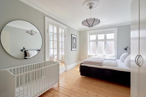 Een bed of bedden in een kamer bij Charming flats in a relaxing area of CPH