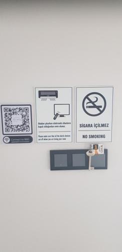 uma caixa com uma placa que diz para não fumar em Moni Homes em Fethiye