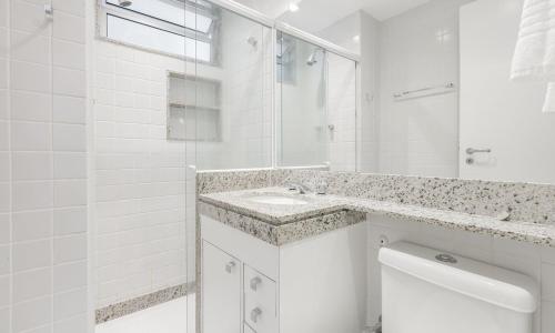uma casa de banho branca com um lavatório e um WC em Tabas Maravilhoso apê 3 quartos Leblon LB0035 no Rio de Janeiro