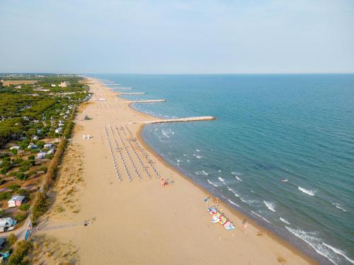 an overhead view of a beach with people and the ocean at Glamping Cavallino in Cavallino-Treporti