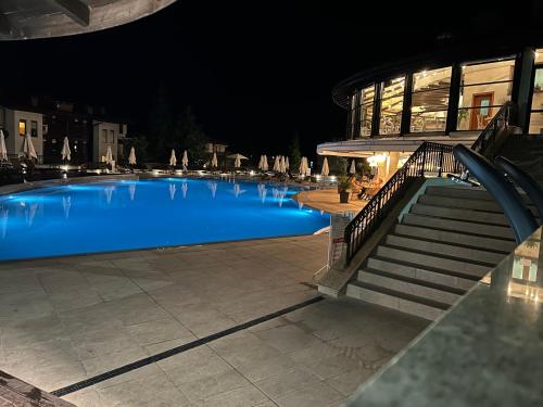 Kolam renang di atau dekat dengan Quiet apartment with big terrace in Santa Marina with parking