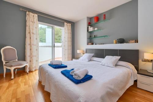ein Schlafzimmer mit einem großen Bett mit Handtüchern darauf in der Unterkunft Ca Martin in Pedreguer