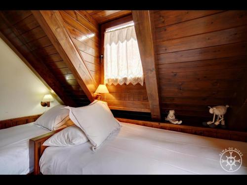 a bedroom with a large bed with a window at MULLERES de Alma de Nieve in Arties