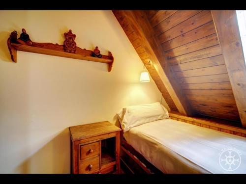 a small bedroom with two beds and a table at MULLERES de Alma de Nieve in Arties