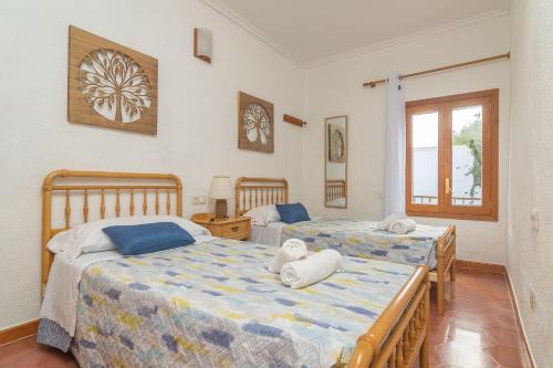アルクーディアにあるCasa Sa Marinaのベッドルーム1室(ベッド2台、窓付)