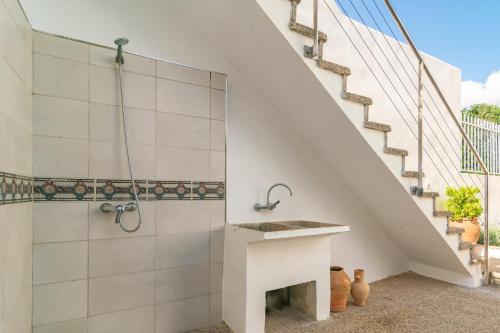 アルクーディアにあるCasa Sa Marinaのバスルーム(シャワー、シンク付)