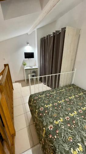 une chambre avec un lit, un bureau et une télévision dans l'établissement ADDIS 2, à Salon-de-Provence