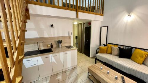 普羅旺斯地區薩隆的住宿－ADDIS 2，带沙发的客厅和厨房
