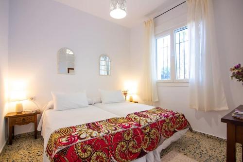 Un dormitorio con una cama grande y una ventana en CASA DE MECA, a 100m de la playa en Los Caños de Meca