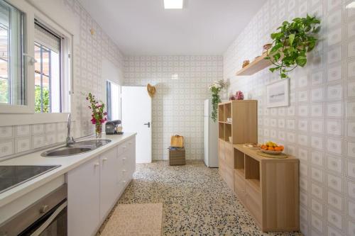 uma cozinha com um lavatório e uma bancada em CASA DE MECA, a 100m de la playa em Los Caños de Meca