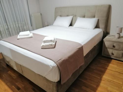 ein Schlafzimmer mit einem großen Bett mit Handtüchern darauf in der Unterkunft Comfy Apartment For 4 Ppl In Koukaki in Athen