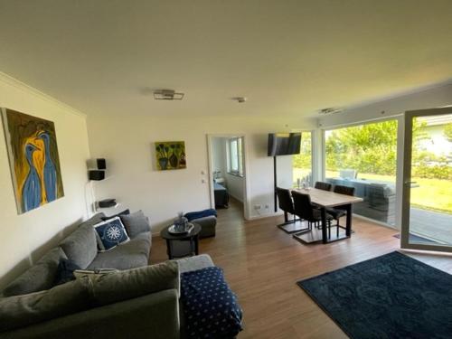 una sala de estar con un sofá y una mesa en Haus Baltic Star, en Börgerende-Rethwisch