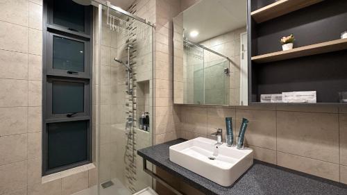 Un baño con lavabo y ducha en Balcony Unit @ Robertson Residence 18f, en Kuala Lumpur