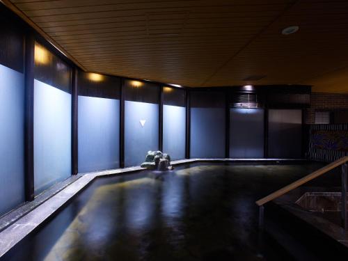 京都市にある京湯元　ハトヤ瑞鳳閣の青い壁の客室内のスイミングプール