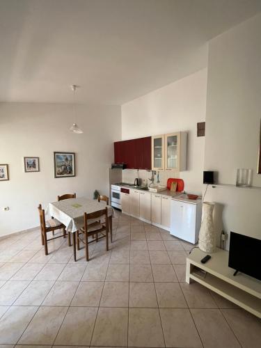 Apartments and Rooms Markovskiにあるキッチンまたは簡易キッチン