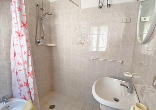 カポリーヴェリにあるResidence Antonellaのバスルーム(洗面台、トイレ、シャワー付)
